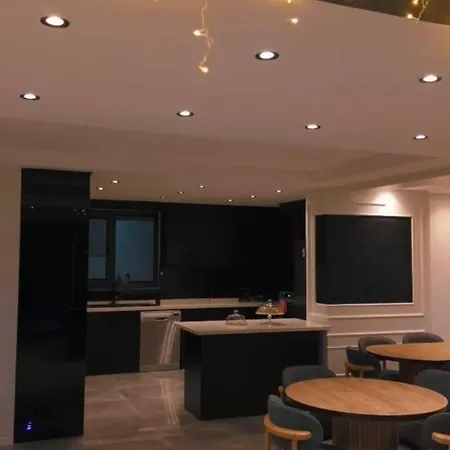Villa 5-bedroom Luxury With Private Pool & Garden