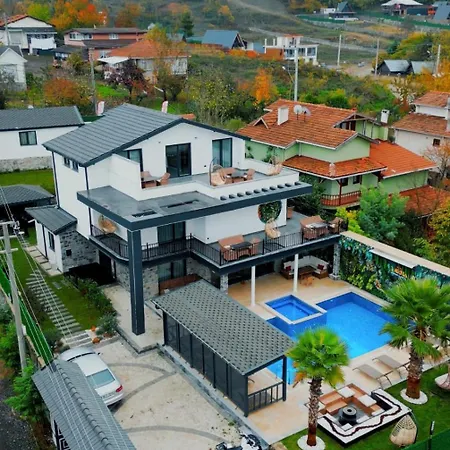 5-bedroom Luxury With Private Pool & Garden